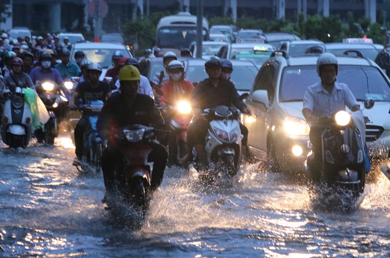 Duong ve nha cua nguoi Sai Gon lai ngap nuoc, ket xe kinh hoang-Hinh-8